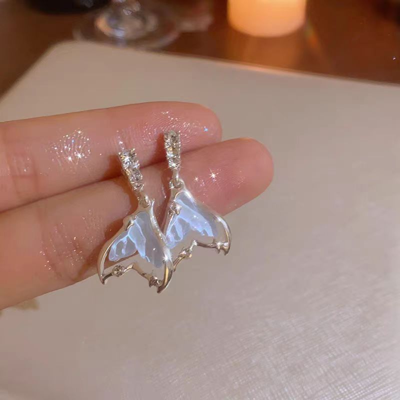 Sparkling diamond fishtail stud earrings, a unique and niche design for women, a new bestseller in 2025, high-end earrings details Picture