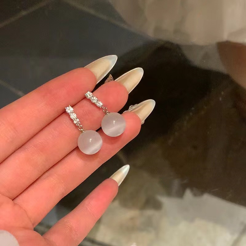 New French pearl stud earrings 2025 bestsellers, light luxury and high-end style earrings, retro and simple chanel-style earrings Application Scenario