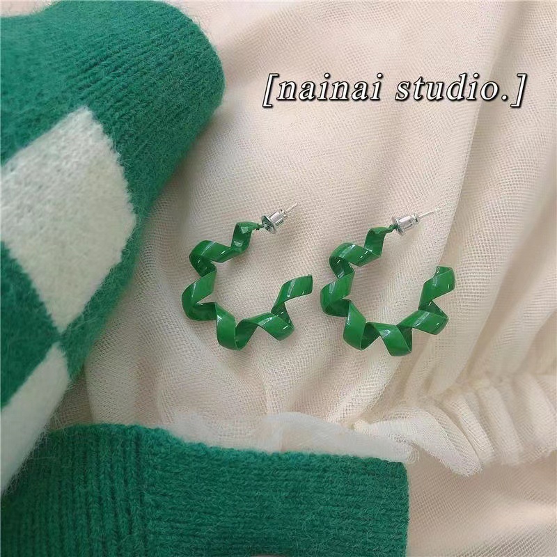 Retro Hong Kong style, green telephone line ear studs, women's personality, versatile and fresh earrings, niche design sense earrings details Picture