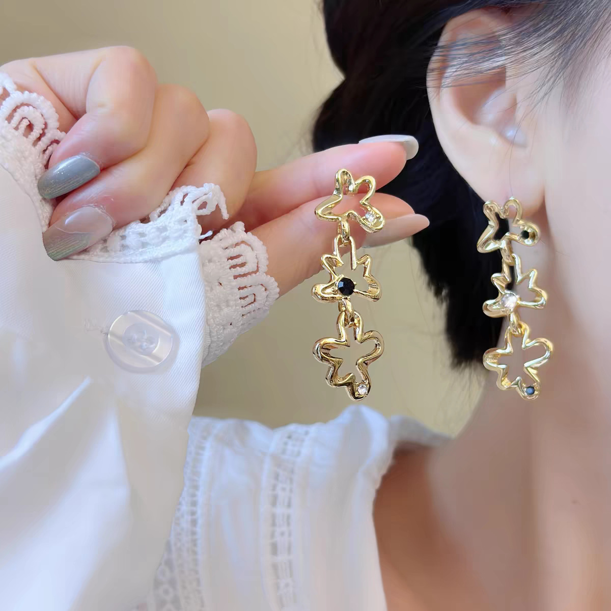 Light luxury retro gemstone golden flower earrings for women, 2025 fashion design, high-end and exaggerated, popular evening earrings full figure