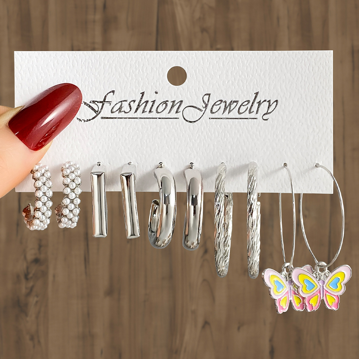 A new set of fresh and sweet pearl-inlaid metal earrings featuring oil-dripping C-shaped butterfly pendant ear hooks from Europe and America full figure
