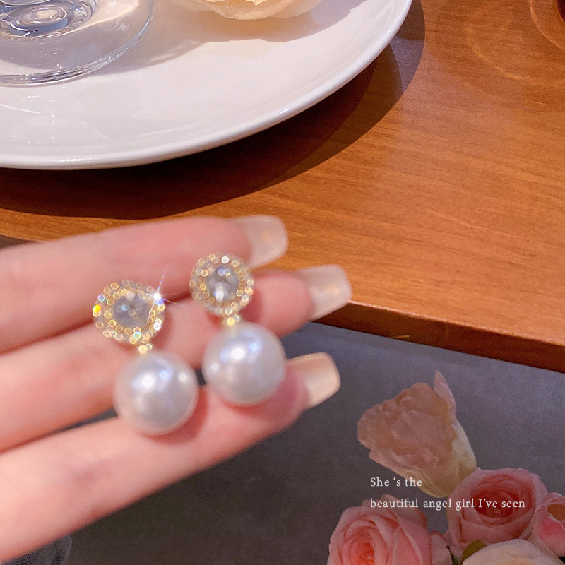 S925 Silver needle French Chanel-style pearl earrings exude a sense of sophistication for women. Exquisite zircon stud earrings are versatile and popular earrings full figure