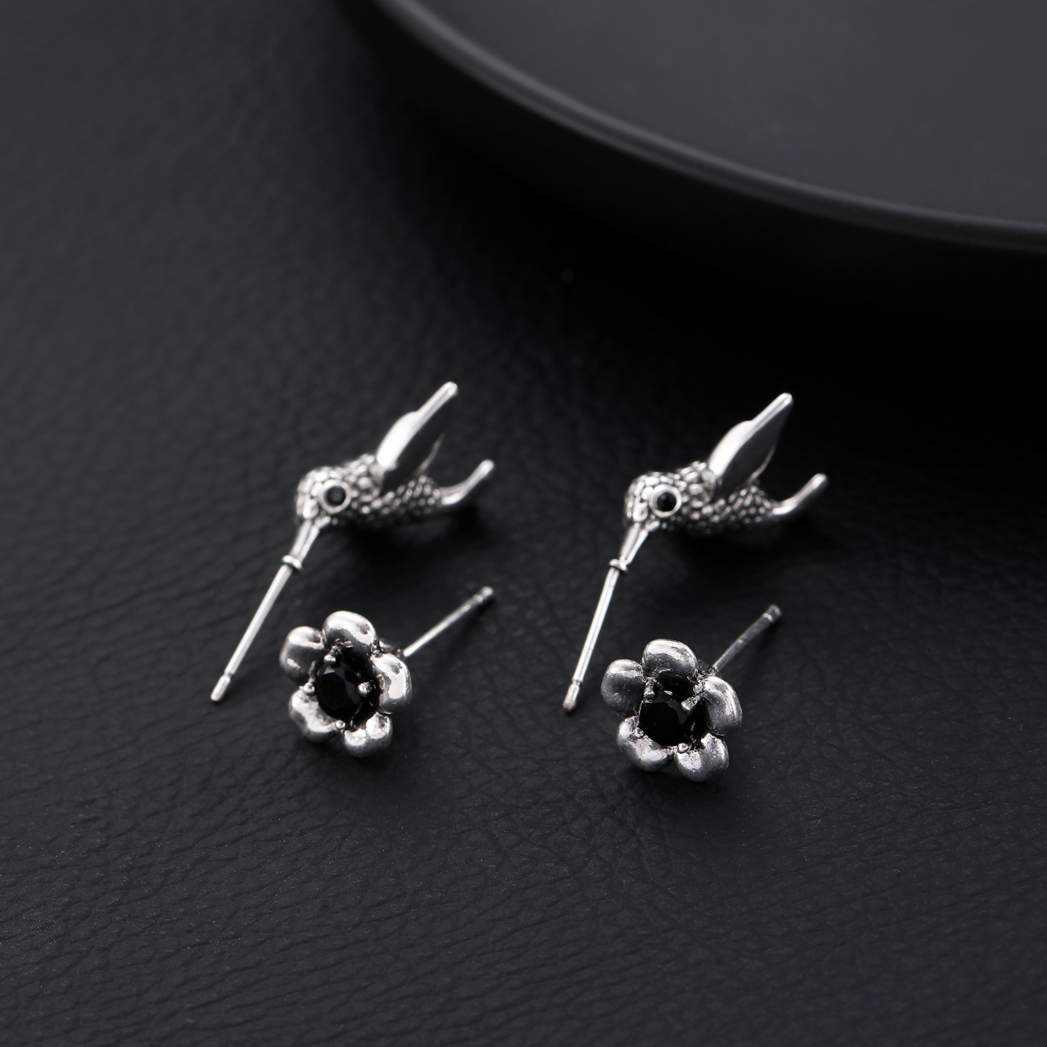 Wholesale of popular cross-border retro earrings from Europe and America with a sense of design, niche flower and bird stud earrings, and women's spring and summer hummingbird accessories Specification drawing