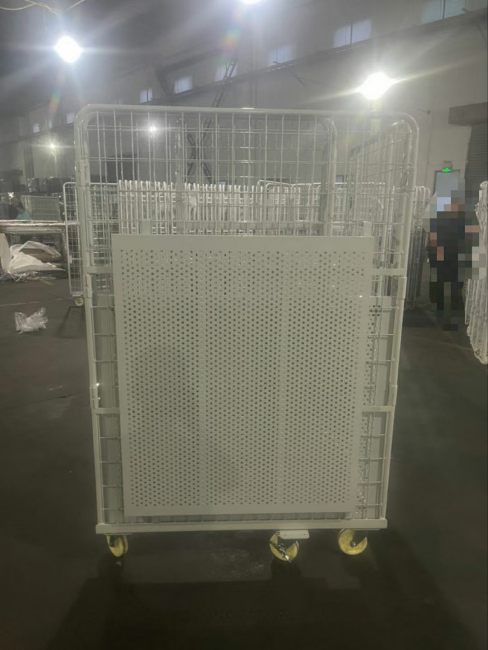 1100 Four-sided encrypted top-mounted logistics vehicle, mobile logistics trolley manufacturer wholesale supply of small door logistics vehicles Application Scenario