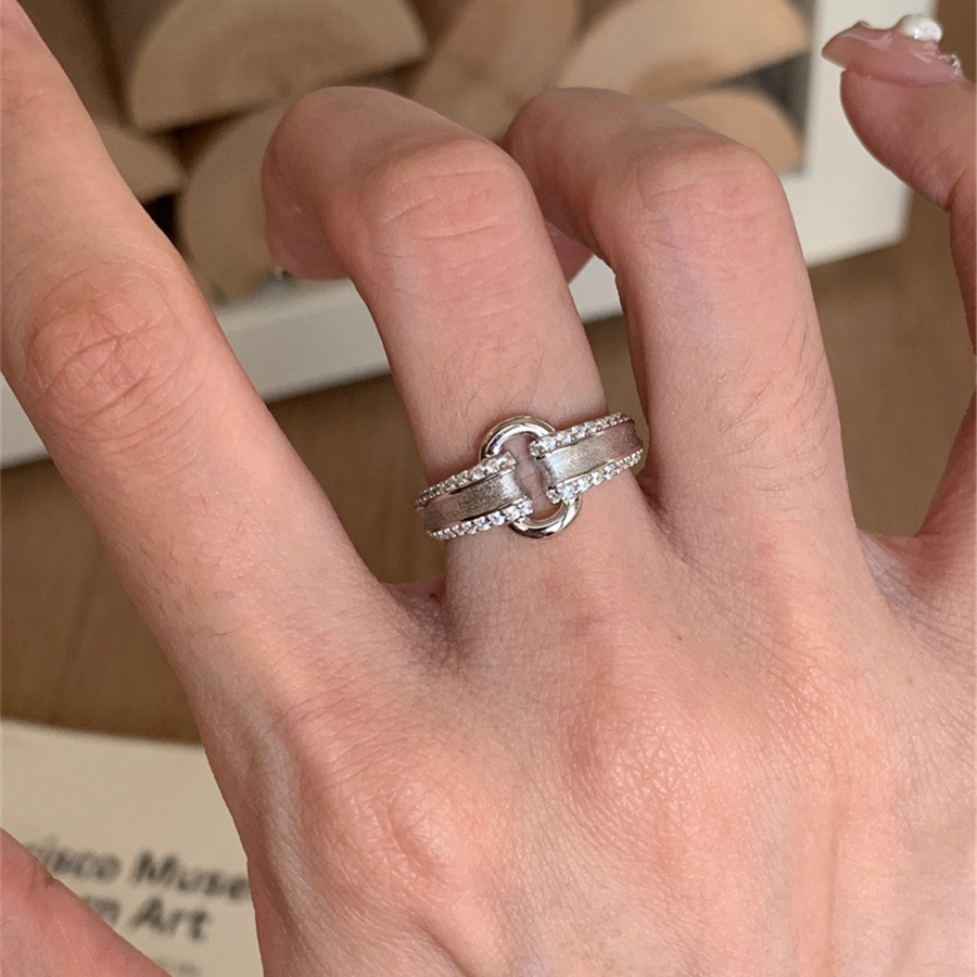 A mid-style brushed lock intaglio ring for women, with a light luxury, exquisite and niche design, exuding a unique sense of sophistication. A new open-top ring Item Picture