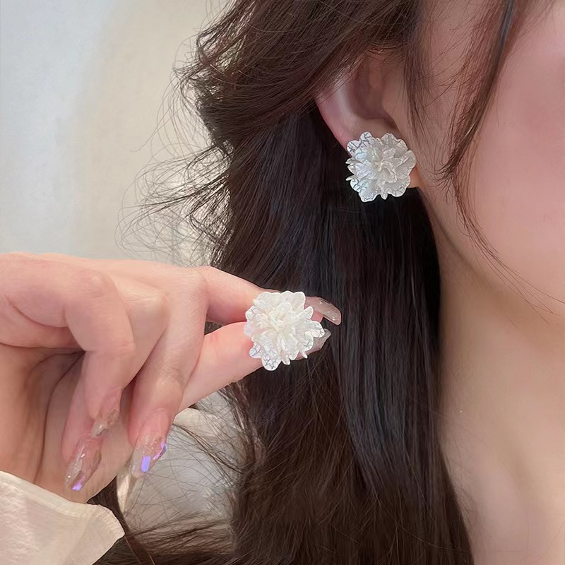 The new spring/summer white cracked flower stud earrings from s925 in South Korea are a popular earring accessory for women, featuring a pure and versatile style with a gentle and elegant demeanor full figure