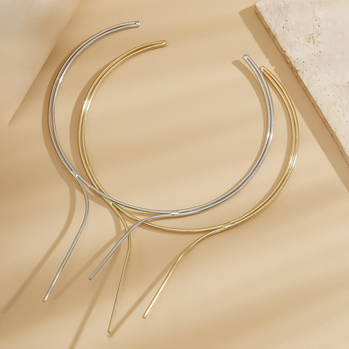 European and American cross-border smooth plain ring double-layer V-shaped choker female punk style simple metal collar collarbone chain Application Scenario