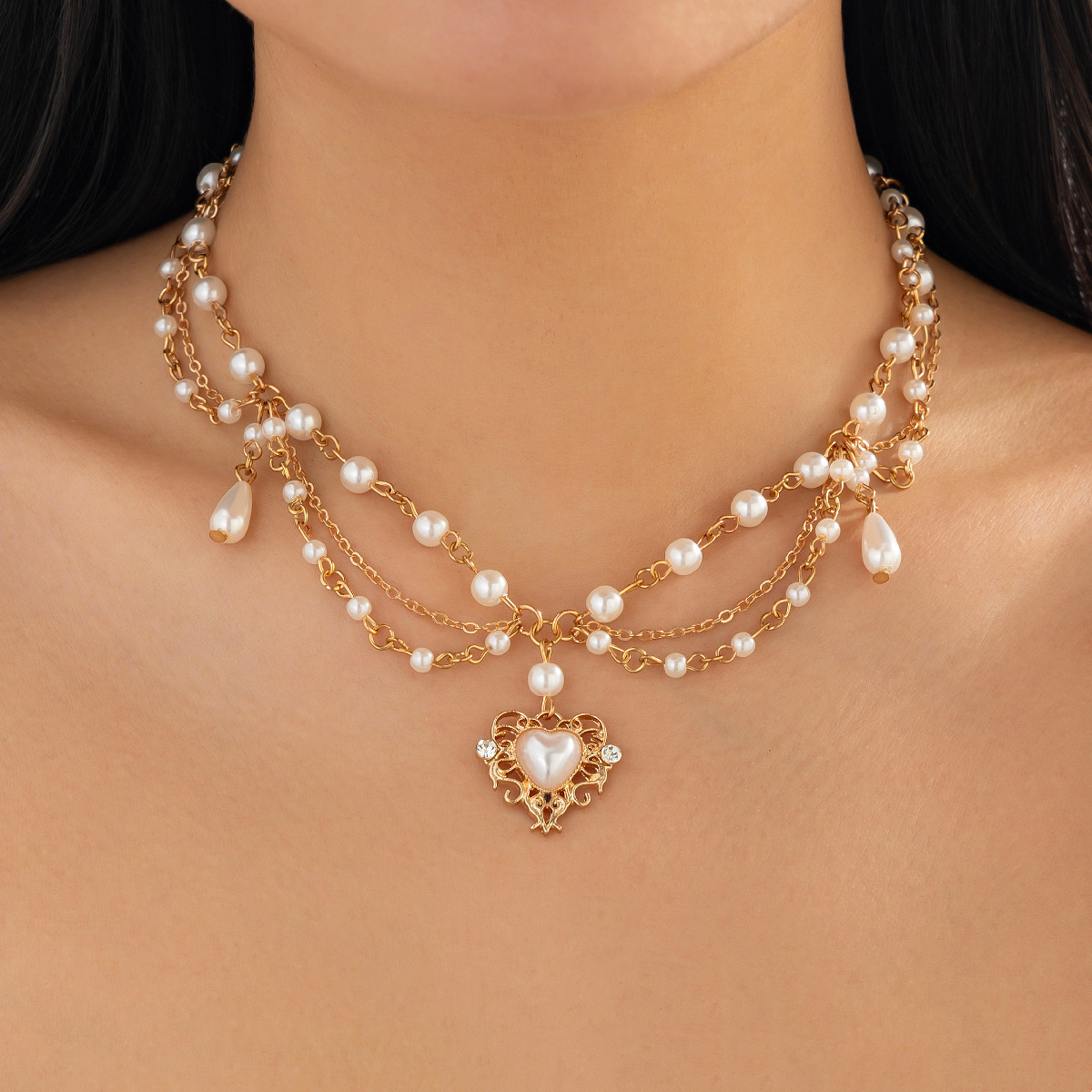 European and American cross-border jewelry: simple metallic heart-shaped pendant, collarbone chain, fashionable teardrop-shaped pearl necklace full figure