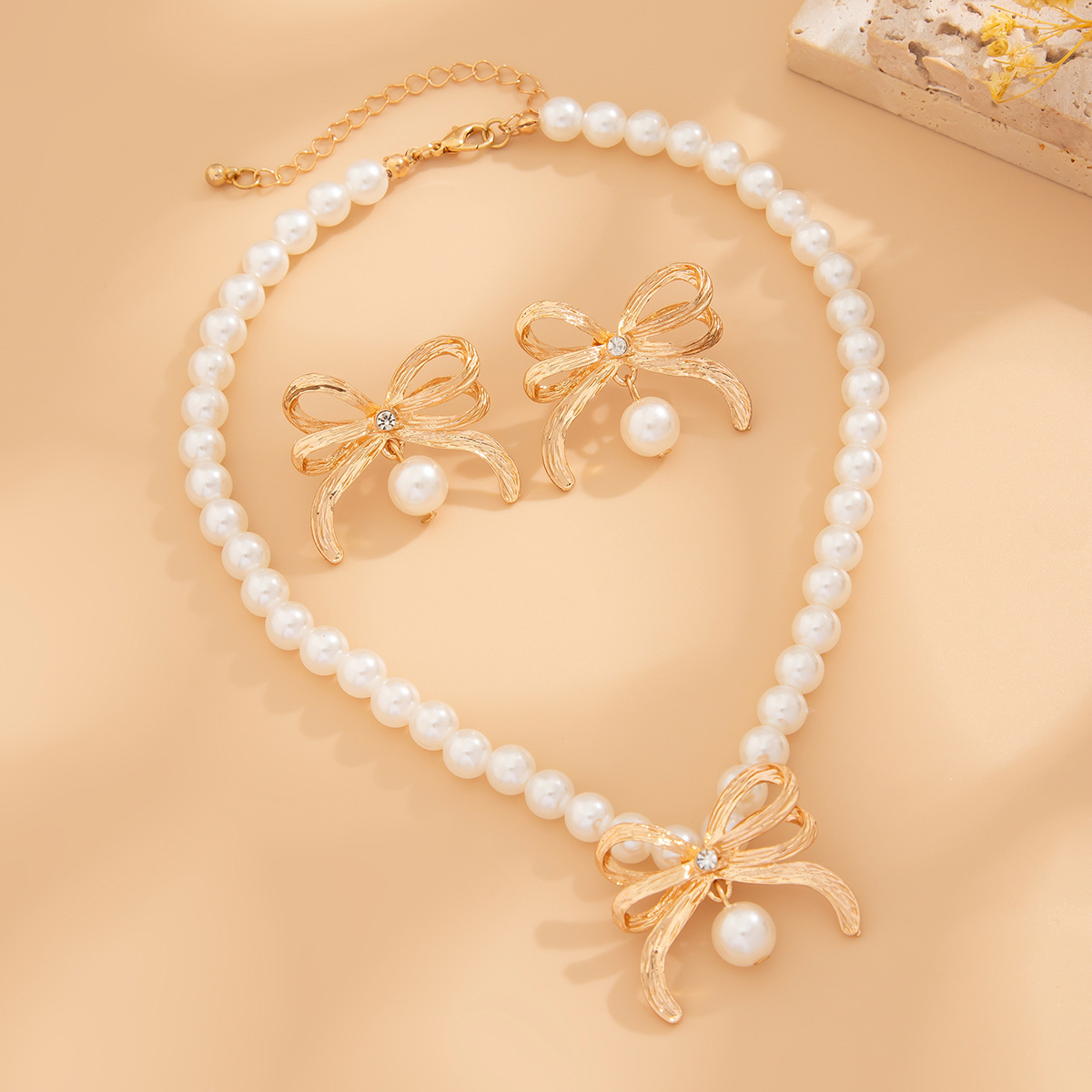 European and American cross-border jewelry, fashionable imitation pearl beaded necklace set, light luxury style alloy bow collarbone chain Application Scenario