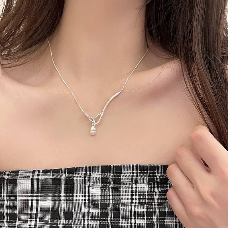 Korean-style gentle ~ One-hook pearl necklace for women, a light luxury summer collarbone chain, a niche accessory necklace details Picture