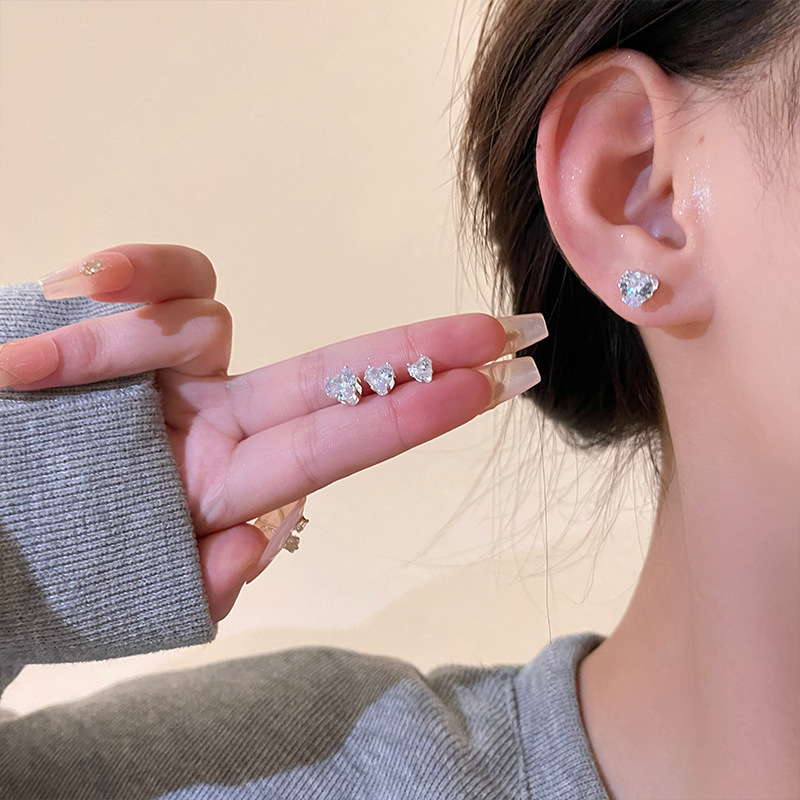S925 Silver Needle Exquisite Super Sparkling heart-shaped Stud Earrings for Women, 2023 New trendy and high-end design sense personalized earrings wholesale Application Scenario