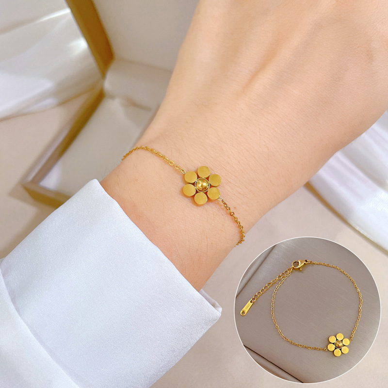 【 All-titanium Steel 】 Dongdaemun Unique round bead six-petal flower chain bracelet, a retro best friend of a female Internet celebrity Application Scenario