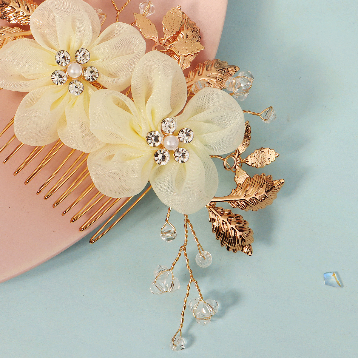 Cross-border bride accessories, beautiful updo, handcrafted comb, wedding dance party headwear, fabric flower crystal hair comb Application Scenario