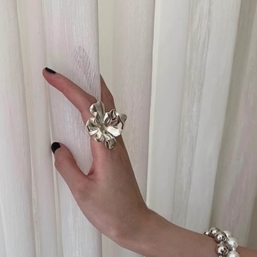 Korean-style multi-layered flower ring for women, exaggerated and eye-catching index finger ring, niche design, high-end and versatile open ring Application Scenario