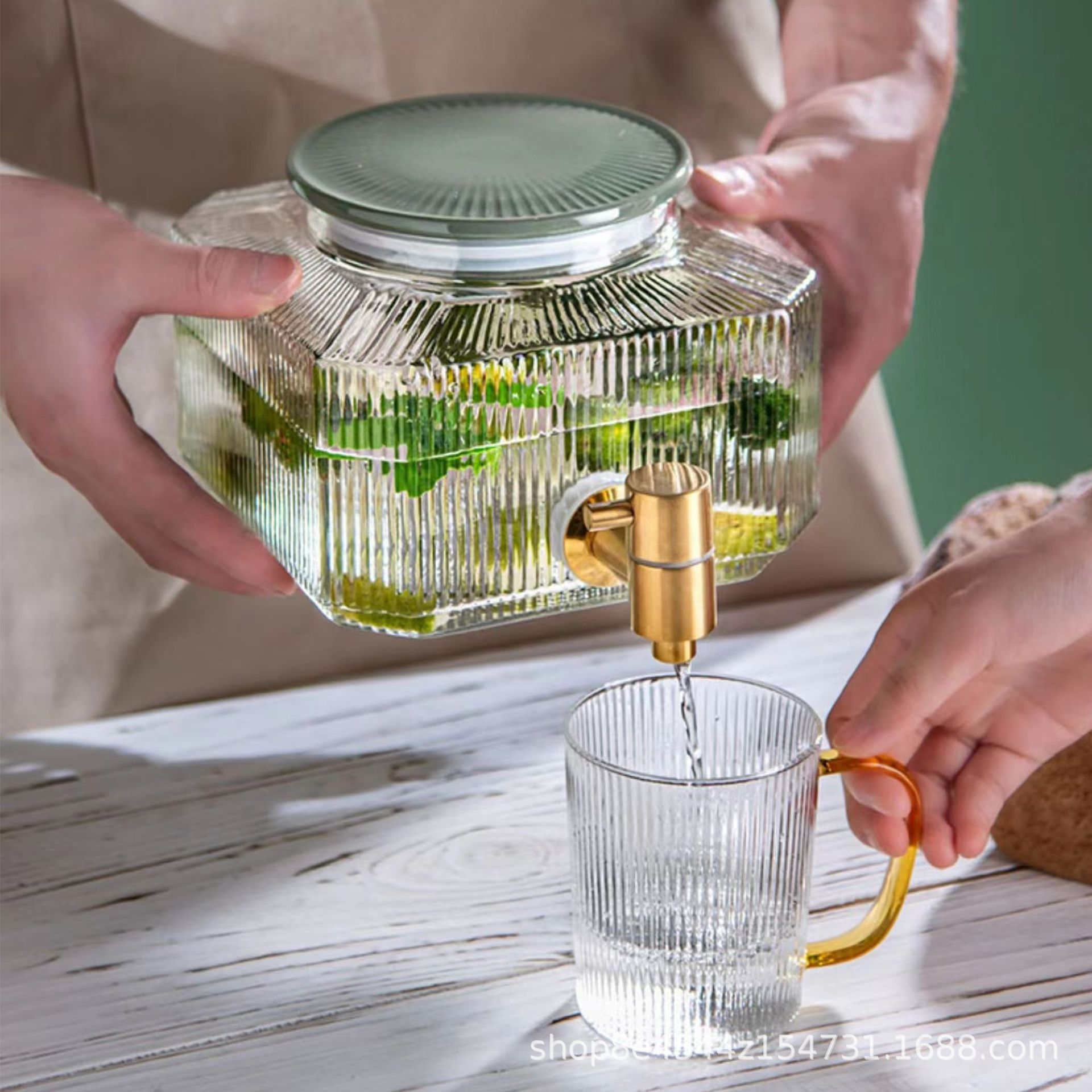 Large-capacity glass refrigerator jug, high borosilicate with faucet, glass cola lemon juice beverage bucket, vertical ice bucket Application Scenario