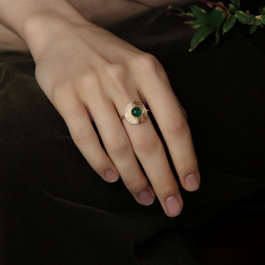 Emerald straw hat ring for women, French retro light luxury zircon ring, niche design, high-end index finger ring full figure