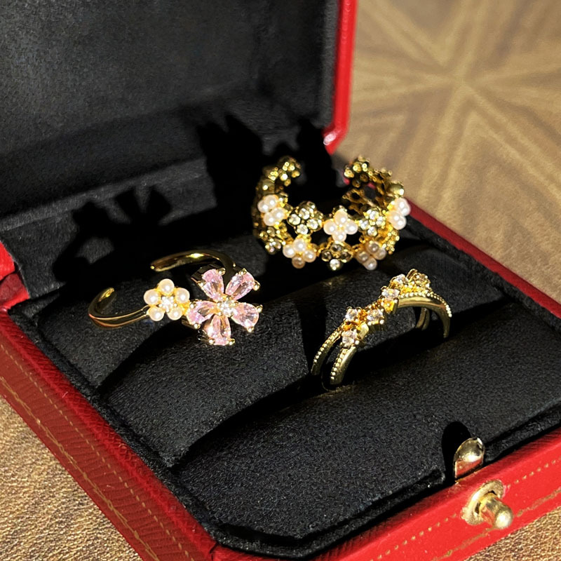 A light luxury retro cross-border French four-leaf clover pearl niche open ring with pink flowers, sweet and cool Application Scenario