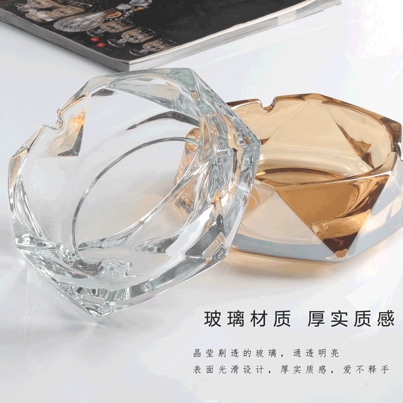 A simple glass ashtray with a creative design and a high level of appearance. It is a high-end and light luxury decoration for home use in the living room and a commercial ashtray full figure