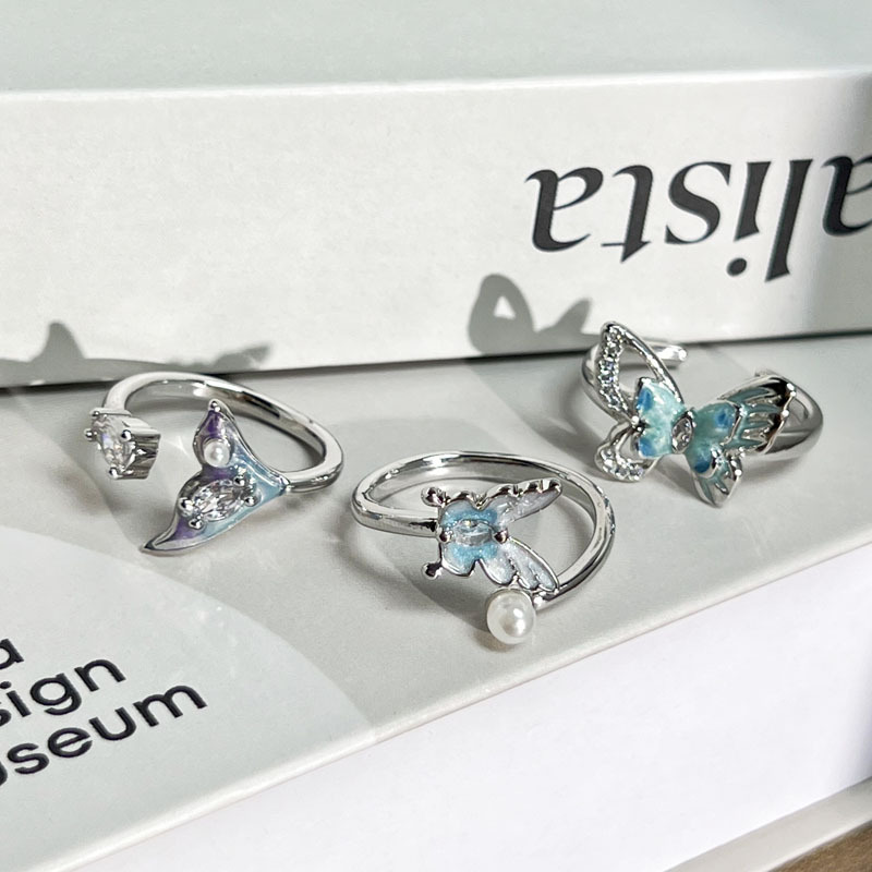 This simple and elegant ocean-style gradient fishtail pearl light luxury ring exudes a feminine charm and individuality. It is a fashionable butterfly index finger ring Application Scenario