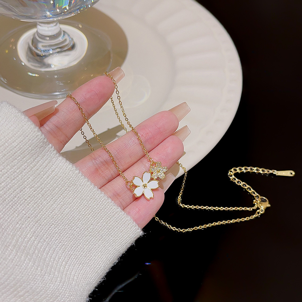 A light luxury and sweet cherry blossom pendant necklace, a versatile and niche design with an InS-style petal collarbone chain necklace accessory Specification drawing
