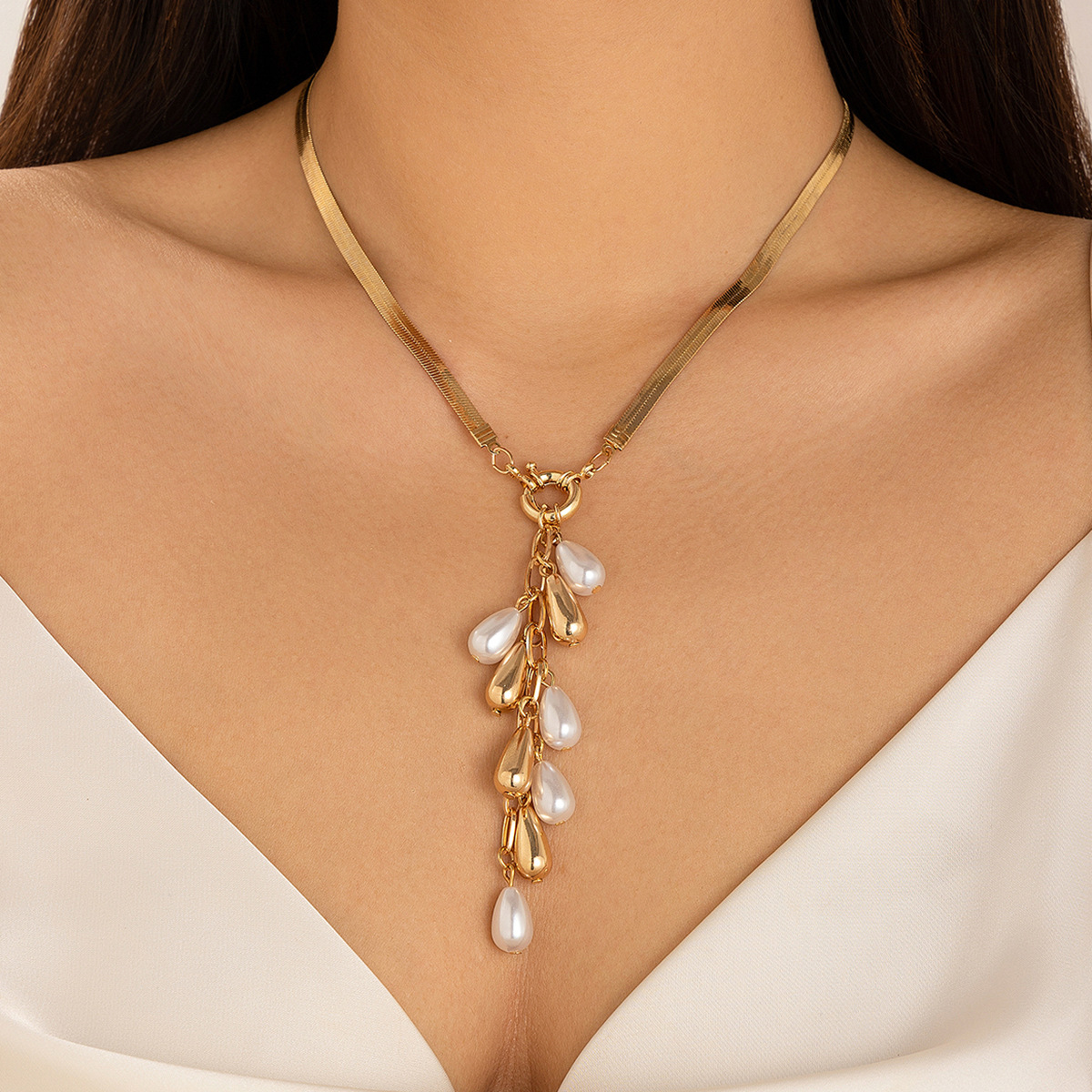 Baroque court-style pearl tassel necklace, retro geometric flat snake bone necklace, European and American cross-border snow soft jewelry full figure