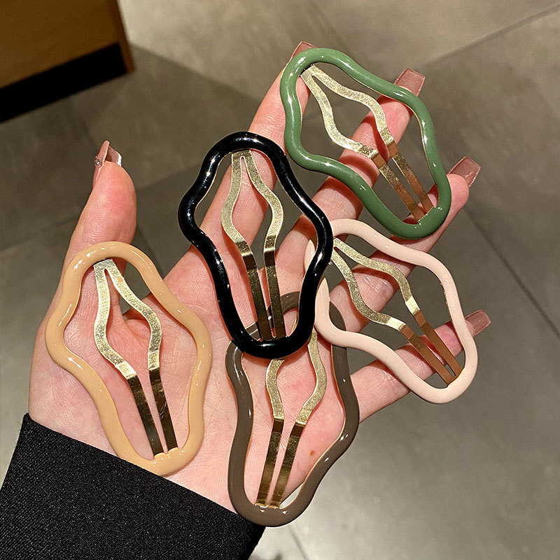 Cloud-shaped hollowed-out hair clips for women in spring and summer, with bangs at the back of the head, a broken hair clip on the side of the forehead, a straight clip, and a bb clip headwear Specification drawing