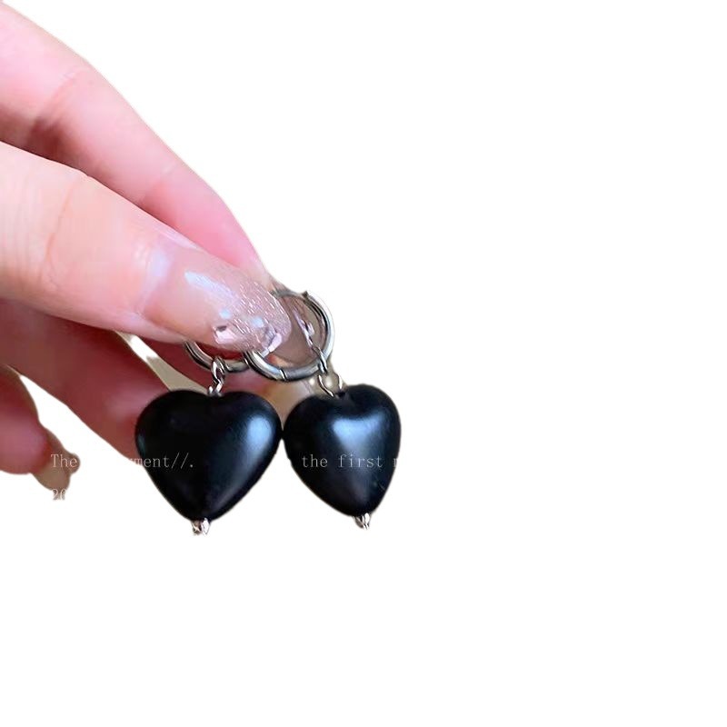 Red heart-shaped earrings for women 2025 New bestseller, retro style, high-end feel, sweet and elegant, internet-famous earrings Item Picture