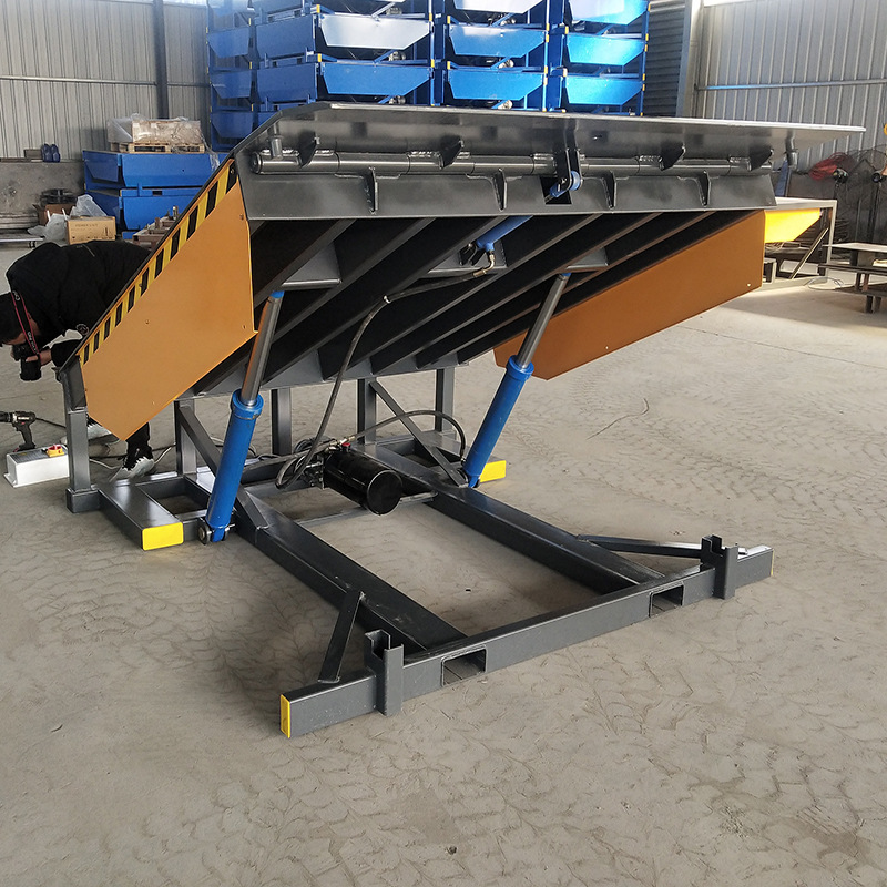 Double hydraulic cylinder loading bridge platform loading and unloading lift, quay level machine, forklift ramp loading and unloading, bridge crossing production full figure
