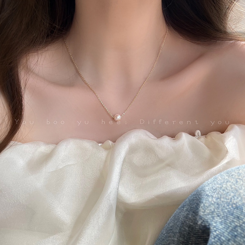 A pearl necklace with a touch of light luxury and niche style for women in summer, a collarbone chain with a touch of French style and simplicity Application Scenario