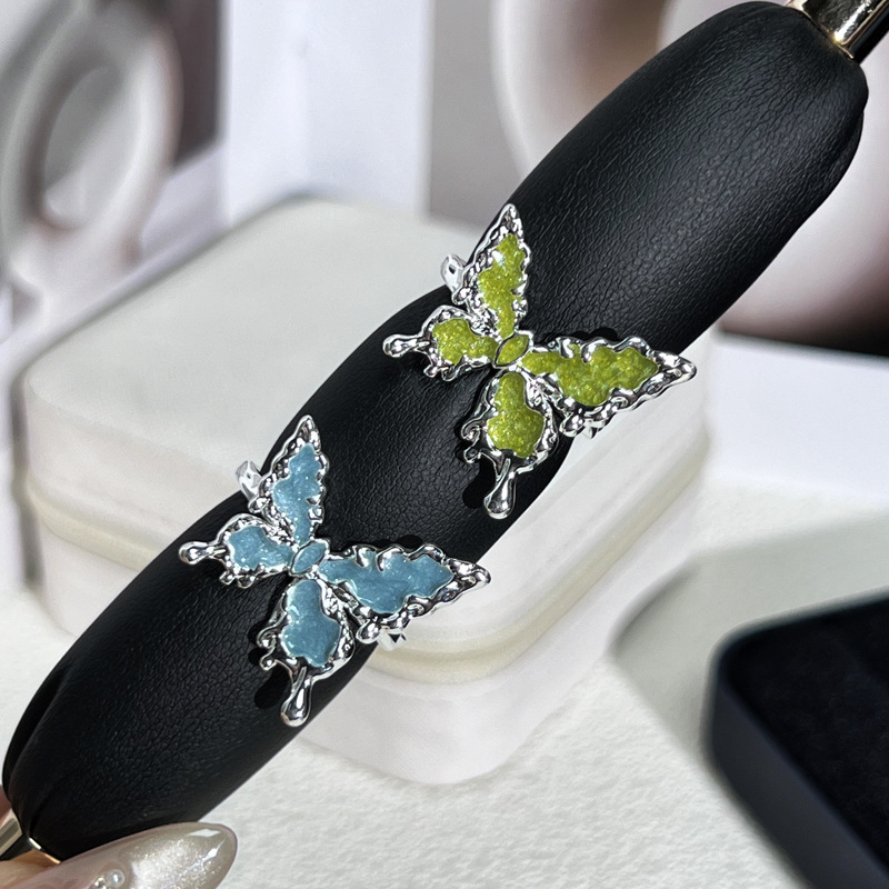 A new, fresh and simple layer-and-wear three-dimensional lava butterfly ring, a cold and elegant enamel index finger ring with a feminine flower texture Application Scenario