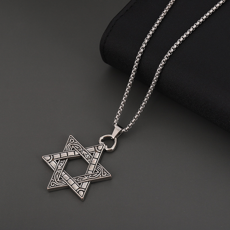 Creative new personalized hip-hop titanium steel necklace for men, retro round plate hexagram pendant, direct supply from the manufacturer Application Scenario