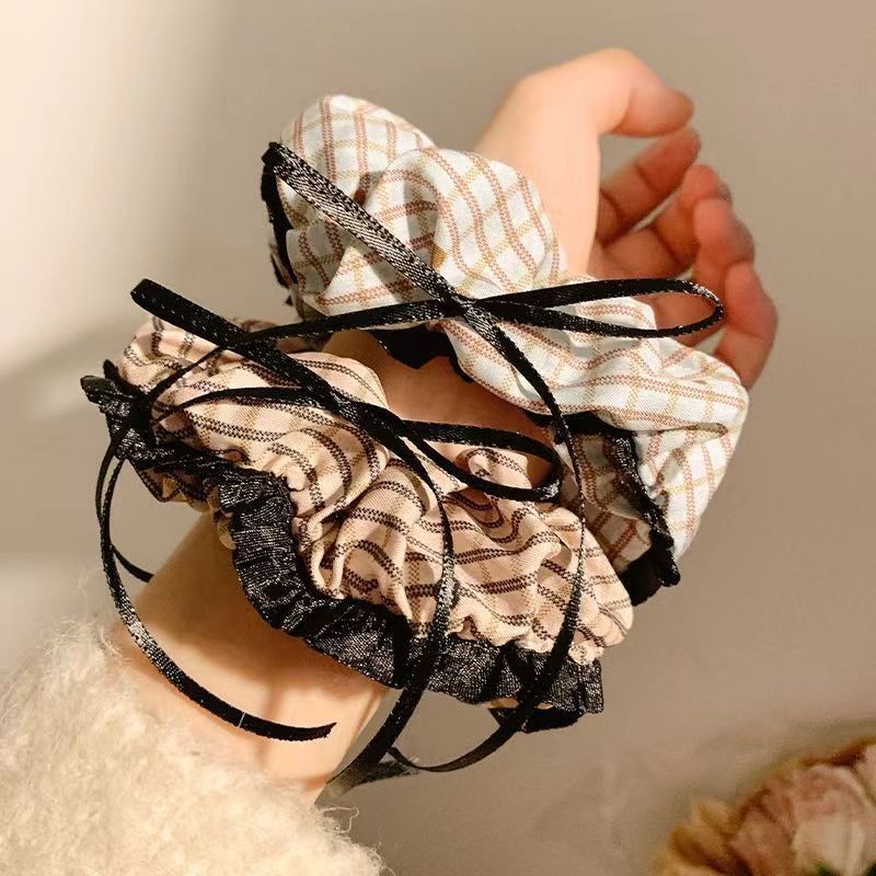 The retro heart-shaped checkered fabric large intestine hair band has a sweet and elegant charm. The bow silk band has a wide edge and pleated large intestine hair band Application Scenario