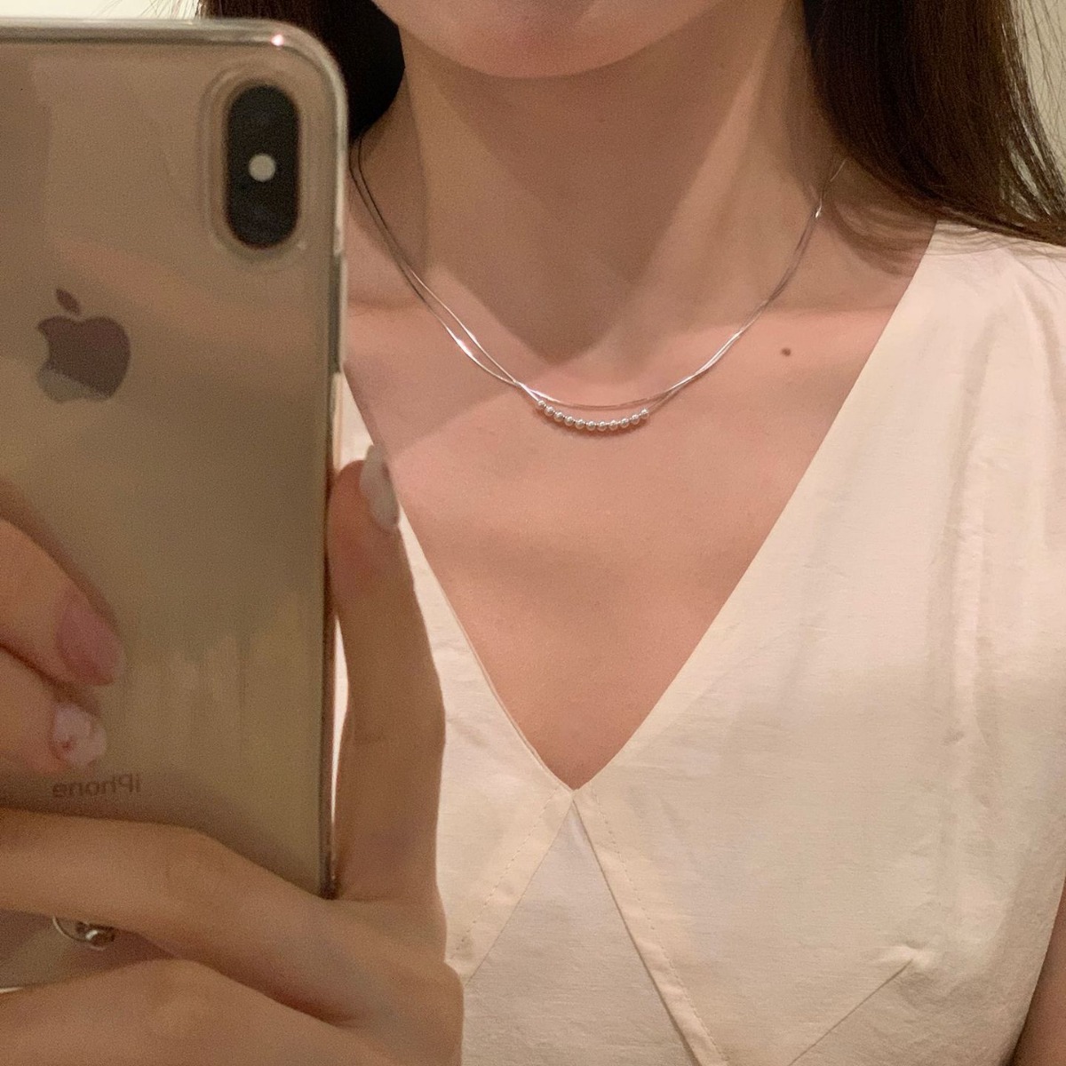 This simple double-layer round bead metal necklace exudes a unique, individualistic, fashionable and versatile charm. It features a collarbone chain design Application Scenario