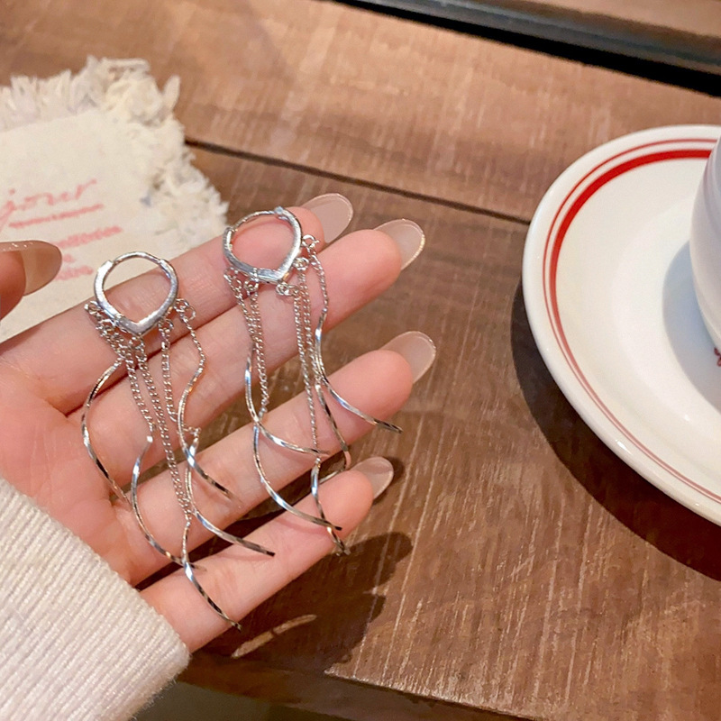 Korean-style gentle and elegant long wavy tassel earrings, versatile for women, chain ear buckles, high-end, cool and unique earrings full figure
