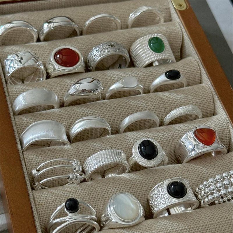 A niche retro plain agate ring for women, S925 sterling silver, does not fade, with a light luxury and high-end feel, versatile open ring trend Application Scenario