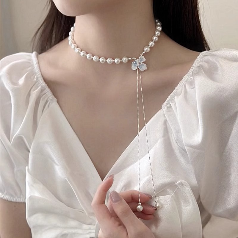French blue iris pearl necklace with a unique feminine touch, a pull-out collarbone chain, and a light luxury design full figure