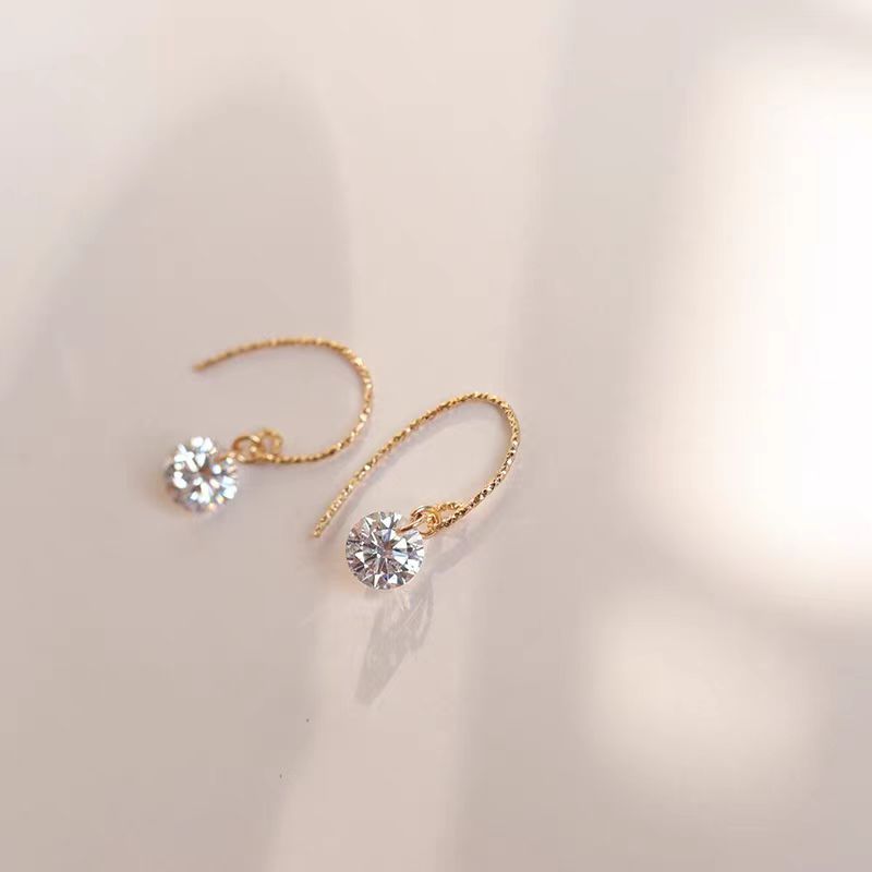 One-carat shiny single zircon earrings, a light luxury and high-end feel, versatile and simple Moissanite ear hook earrings Application Scenario