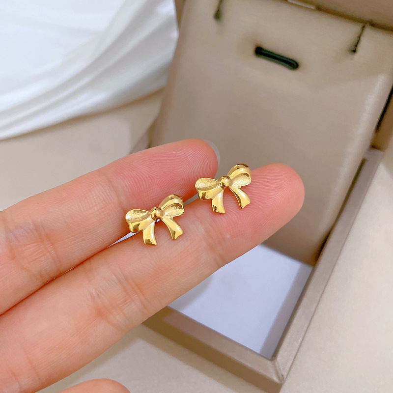 【 All-titanium Steel 】 Simple bow, elegant and individual, minimalist style, real gold necklace inside the furnace, women's ins collarbone chain Application Scenario