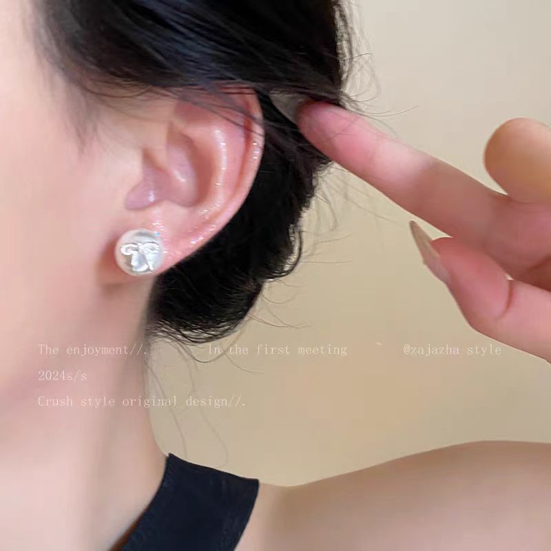 Light luxury pearl bow stud earrings for women, French retro sweet earrings, ins niche design, high-end earrings details Picture