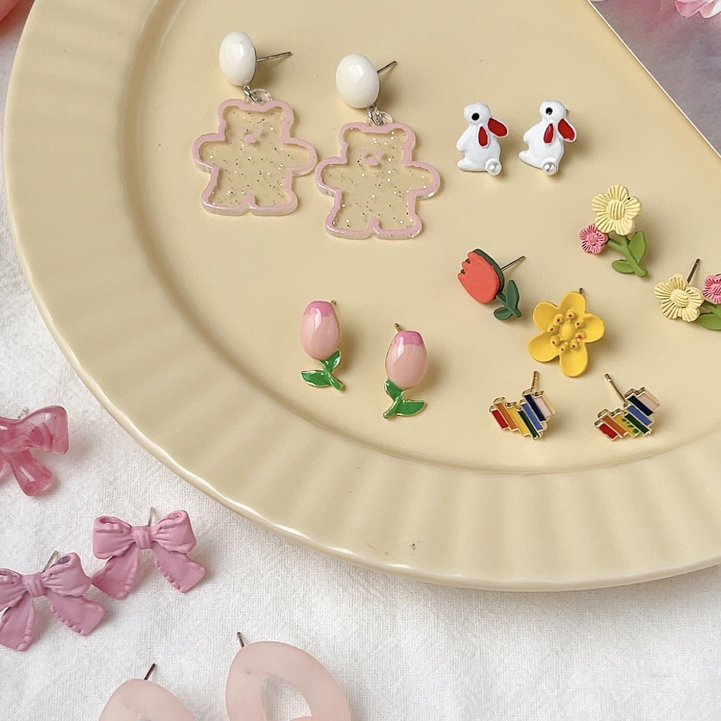 Fresh, sweet and cute little pig bow, flower bear stud earrings, soft girl's temperament, ins versatile stud earrings Application Scenario
