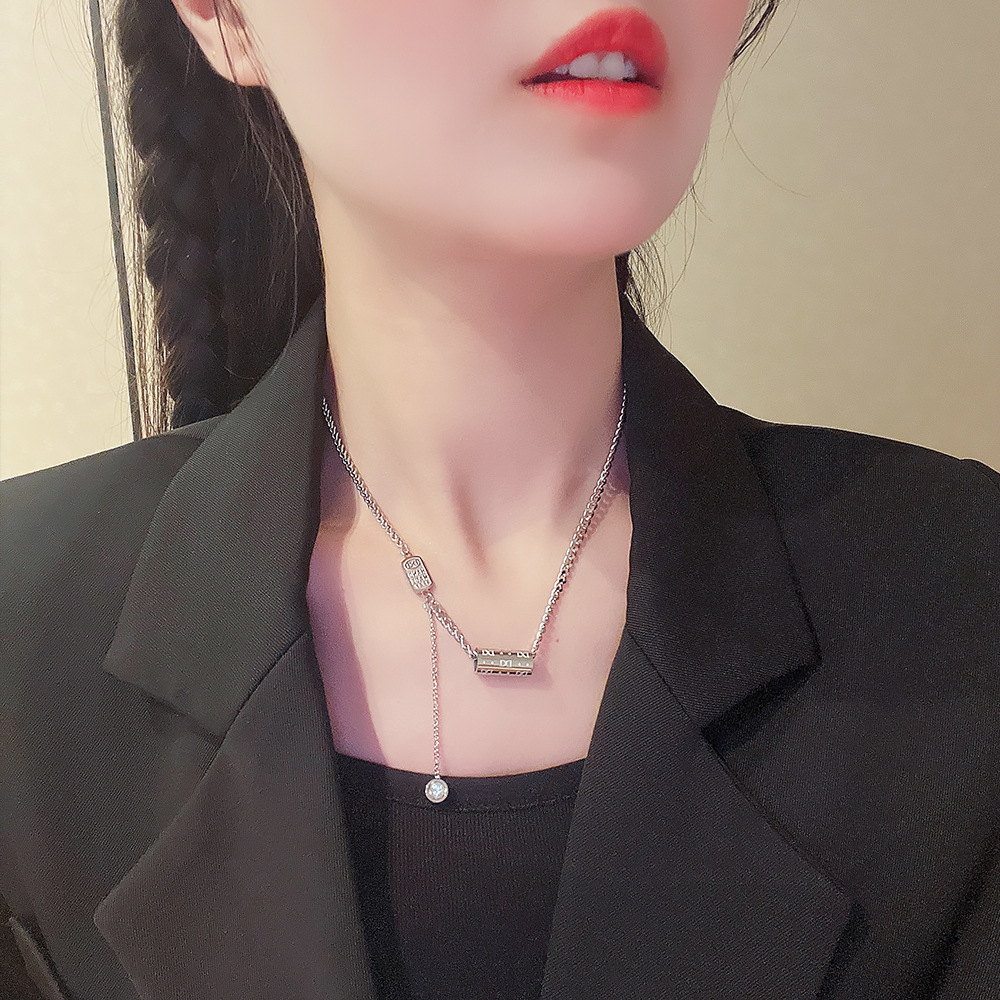 This is a fashionable and elegant hip-hop style necklace with geometric letter pendants from Europe and America. It won't fade and is a trendy accessory for women Application Scenario