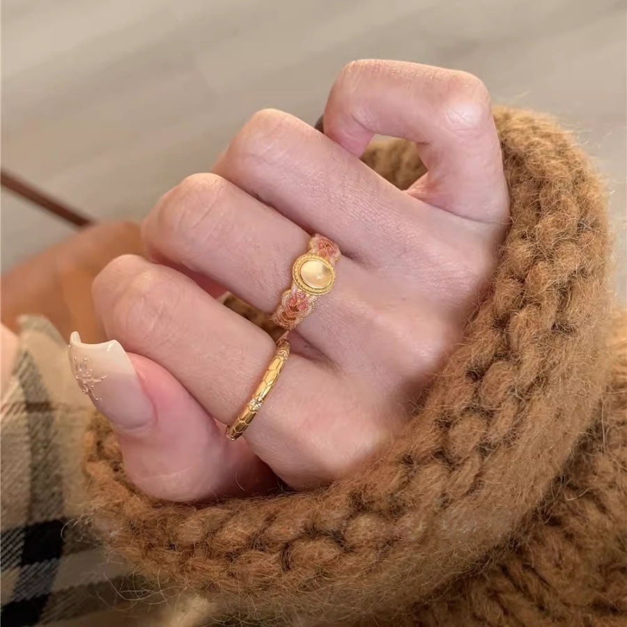 The pink gold enamel ring of "Tao Zhi Yao Yao" is a light luxury retro index finger ring with a traditional Chinese style. It is a niche and high-end open-top ring details Picture