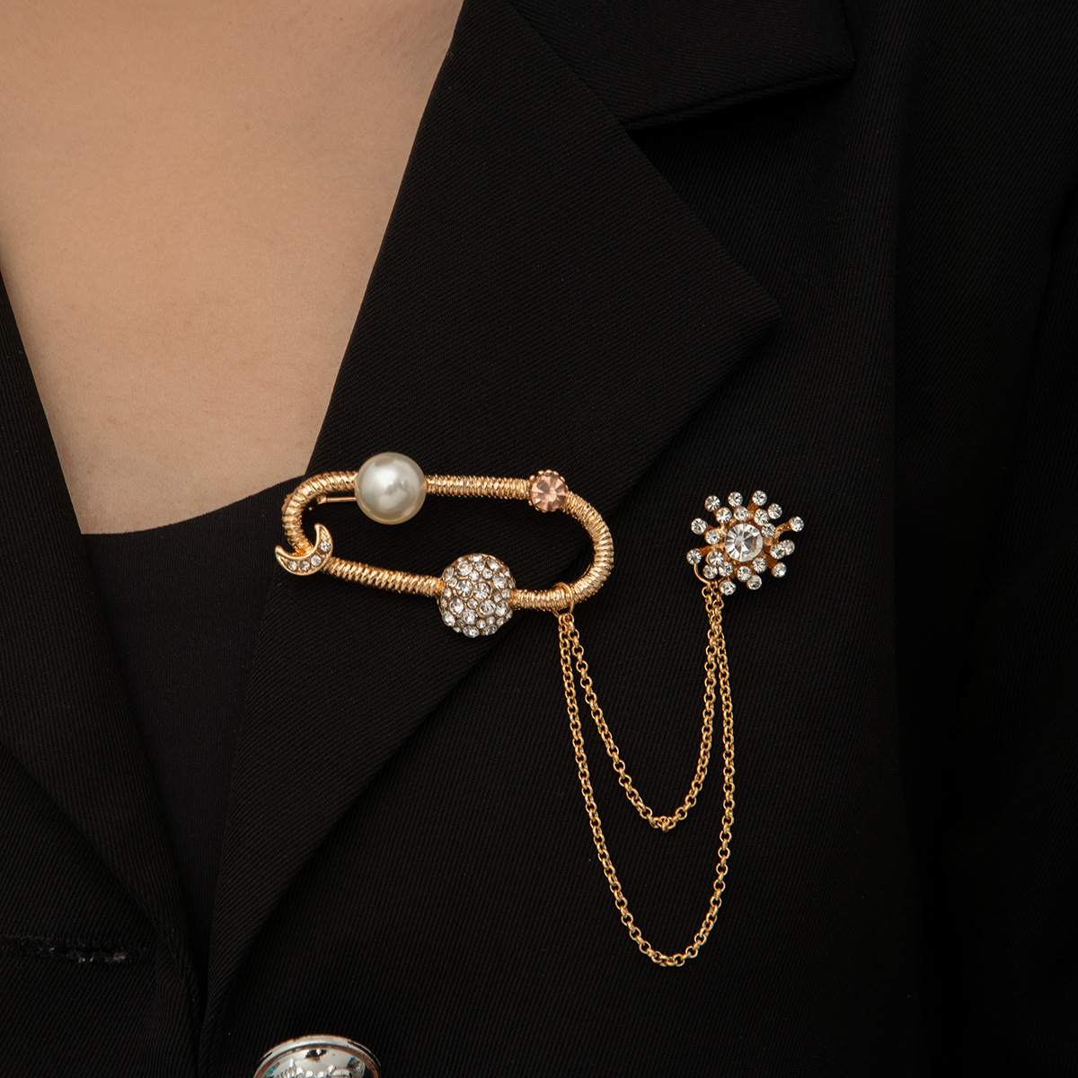 Cross-border European and American fashion high-end fringed brooch, retro light luxury diamond-encrusted brooch, elegant and refined brooch accessory details Picture