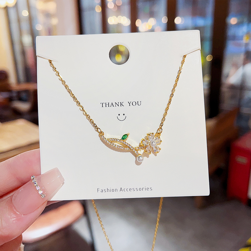 Wholesale of Korean-style fresh and delicate petal necklace accessories with a high-end feminine touch, versatile and niche pearl collarbone chain pendant accessories Application Scenario