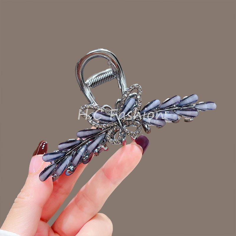 The new glass water diamond butterfly hairpin is a high-end, simple and versatile hairpin. It is also a shark hairpin accessory for the back of the head Application Scenario