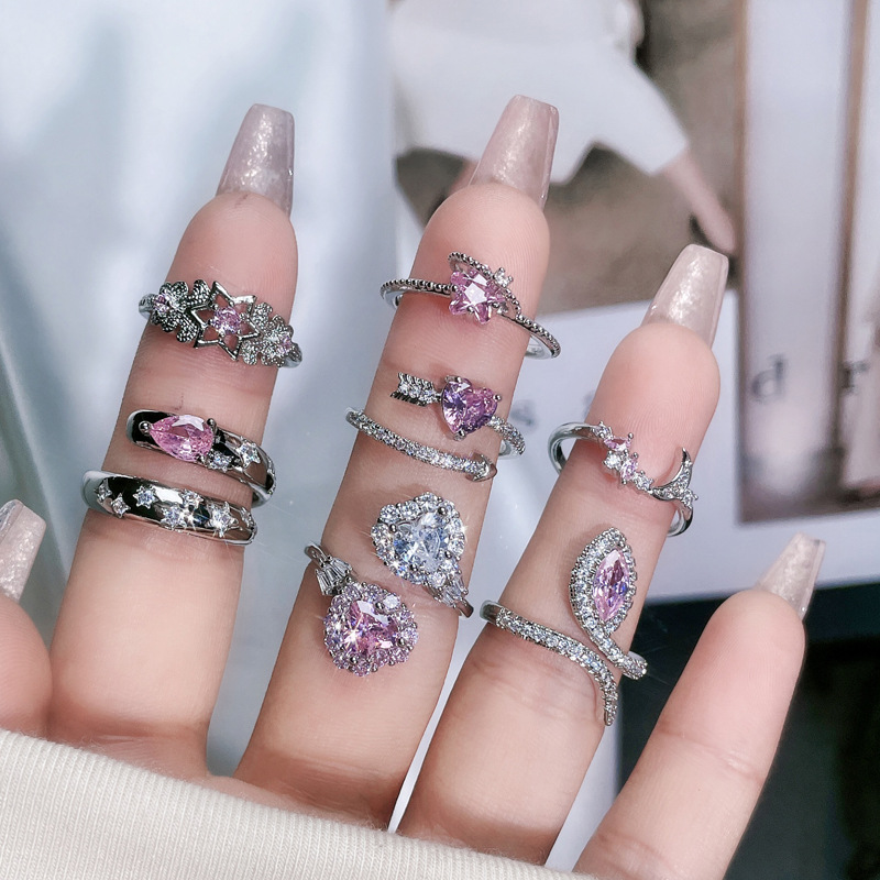 The new ring is a delicate, light luxury and niche design for women. It features a pink diamond open-top ring with a high-end, fashionable and cold style Specification drawing