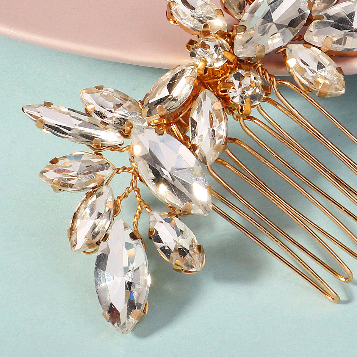 A new European and American bride's hair comb with a high-end feel, wedding dance party hair accessory, women's handcrafted horse eye rhinestone six-tooth insert comb Application Scenario
