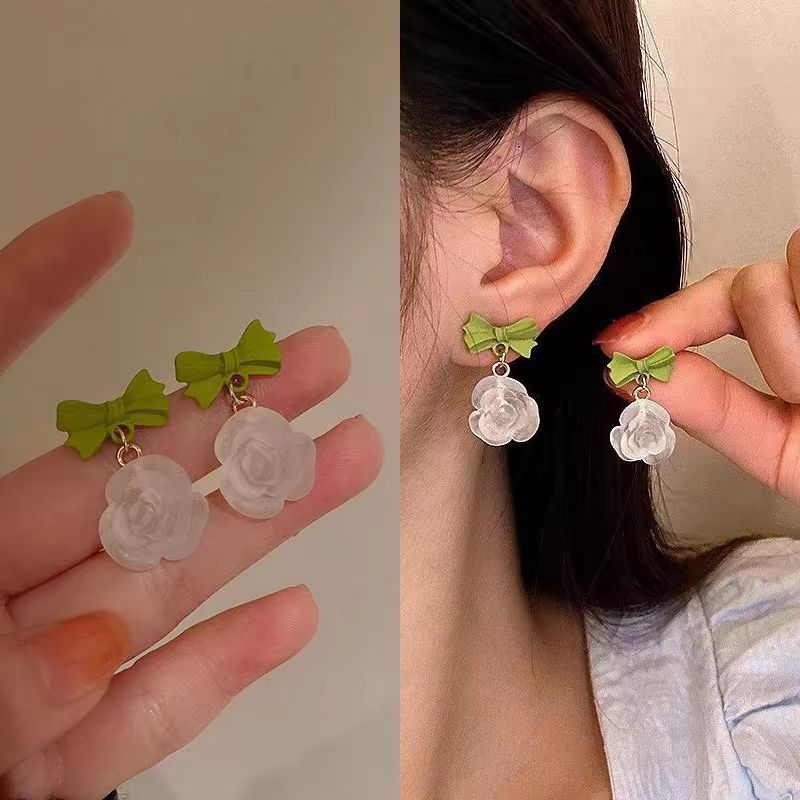 Summer fresh Fruit Green 2025 internet-famous bestseller earrings, niche design sense, floral high-end, sweet and stylish stud earrings full figure