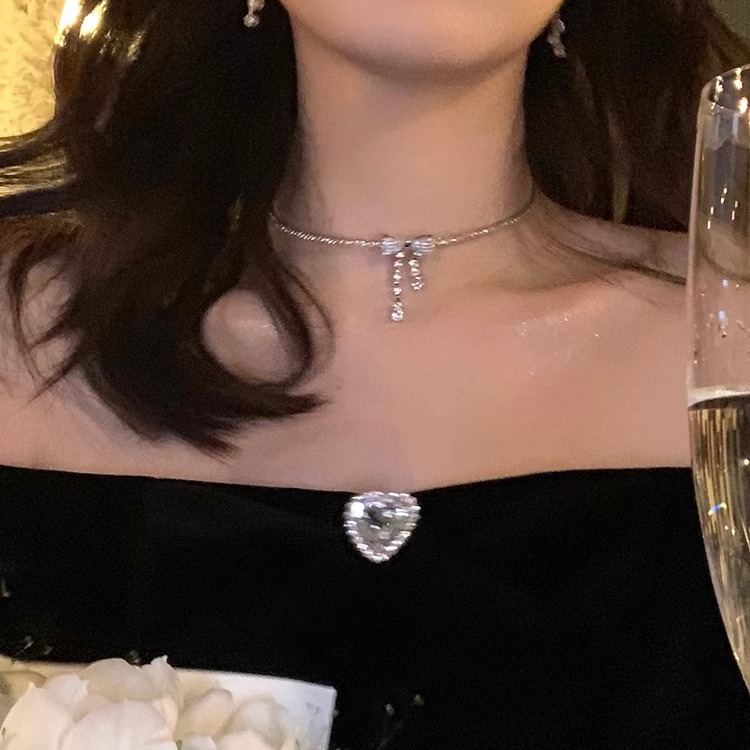 Summer light luxury and niche design: Bow choker necklace, women's collarbone chain, collar, sweater chain, neck chain details Picture
