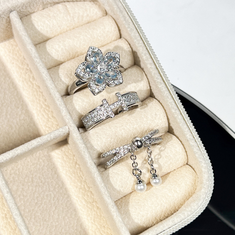 New high-end, light luxury and fashionable, rotatable flower, sea blue zircon open ring, female letter H full diamond ring Application Scenario